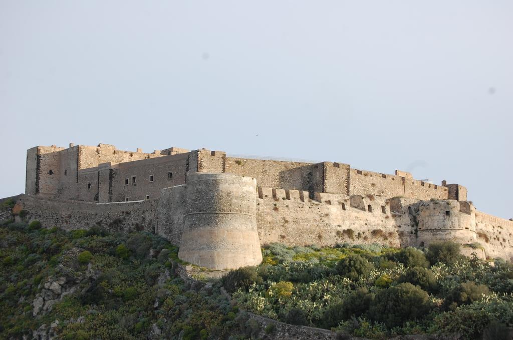 Castello Di Sotto Bed & Breakfast Milazzo Cameră foto